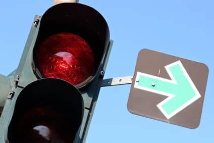 Befindet sich an einer Ampel ein grüner Pfeil, sollten Sie besonders vorsichtig sein.