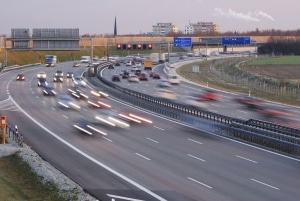 Auf der Autobahn geblitzt? In der Probezeit werden Verstöße strenger geahndet.