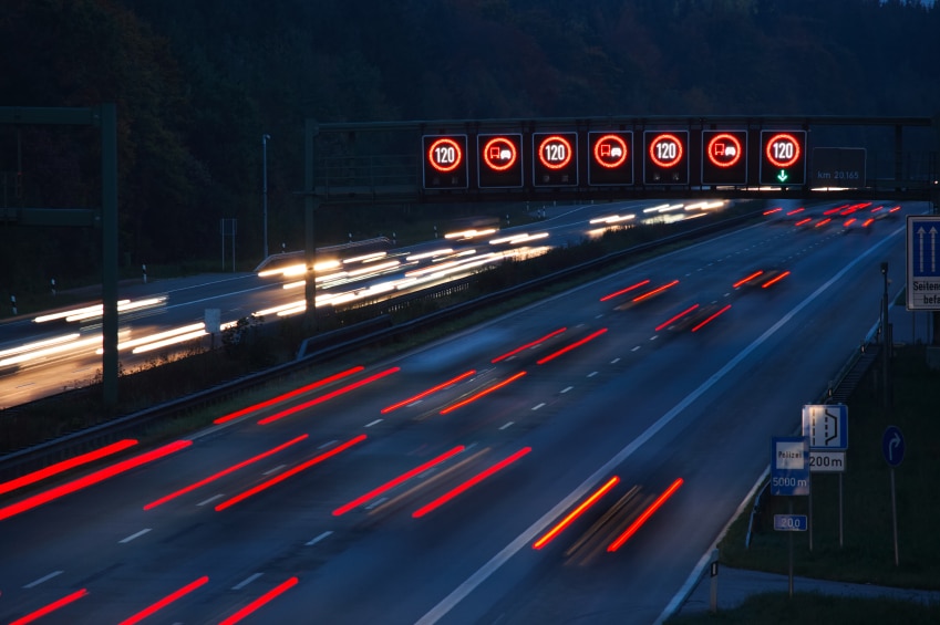 Auf der Autobahn wird eine Geschwindigkeit von 130 km/h empfohlen.