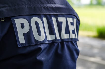 Bei einer Polizeikontrolle werden Fahrzeug und Fahrtüchtigkeit geprüft.