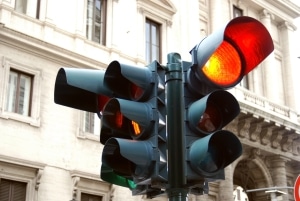 Fahrverbot: Eine rote Ampel zu überfahren, kann dazu führen.