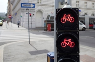 Ein Rotlichtverstoß als Fahrradfahrer wird ebenfalls bestraft.