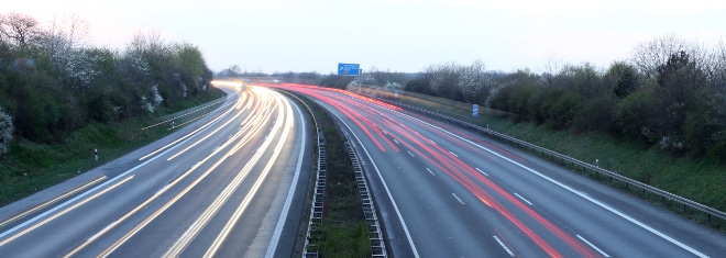 Eine Autobahn besteht u. a. aus zwei Fahrbahnen und einem Mittelstreifen.