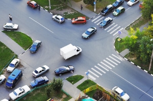 Möchten zwei Fahrzeuge links abbiegen, besagt die StVO, dass diese voreinander abbiegen müssen.