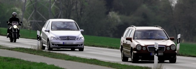 Wie sieht die Fahrerermittlung aus? Blitzerfoto, Autokennzeichen und Fragebögen helfen dabei.