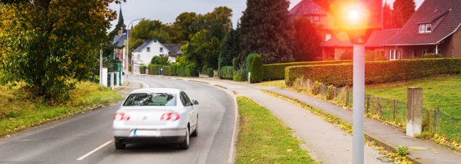 Feste Blitzer können auf Autobahn, Landstraße oder innerhalb einer Ortschaft lauern.