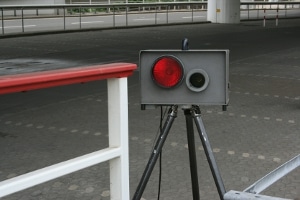 Das Aufstellen einer Blitzer-Attrappe gilt normalerweise nicht als gefährlicher Eingriff in den Straßenverkehr.