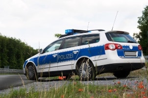 Geschwindigkeitsmessung durch Nachfahren vom Fahrbahnrand aus? Stehende Dienstfahrzeuge ermöglichen das.