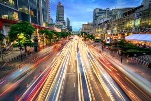 Lichtschranken: Bei diesem Blitzer werden Sensor und Lichtquelle rechts und links der Straße positioniert.