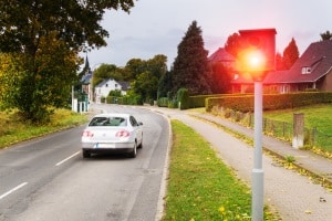 Bei der Induktionsmessung ist nur die Kamera zu sehen. Die übrige Technik befindet sich unter der Fahrbahndecke.