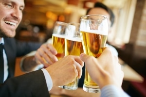 Die Promillegrenze von 0,3 Promille ist bereits ab zwei Gläsern Bier erreicht.