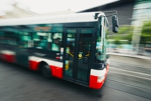 Seitenabstand beim Linienbus: Sie dürfen nicht überholen, wenn dieser den Warnblinker an hat und Haltestellen anfährt oder von diesen abfährt.