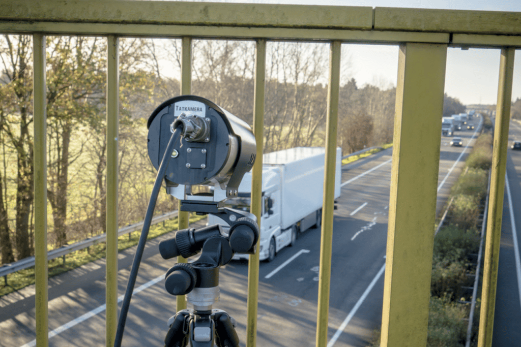 Wie hier bei diesem Lkw wird die Abstandskontrolle meist über Brückenmessgeräte durchgeführt.