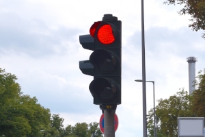 Mithilfe von einem Ampelblitzer lässt sich ein Rotlichtverstoß mit dem Lkw nachweisen.