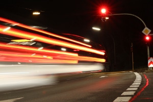 In der Regel blitzen Ampelblitzer bei einem Rotlichtverstoß zweimal.