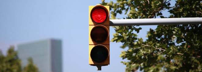 Sie wurden an einer roten Ampel geblitzt? Über die Folgen informieren wir Sie hier.