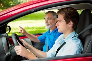 Auto fahren ohne Fahrerlaubnis: Die Strafe im Jugendstrafrecht kann milder ausfallen.