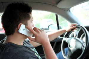Autounfall durch das Handy verursacht: Haben Sie Schuld, müssen Sie Schäden an Ihrem Fahrzeug selbst bezahlen.