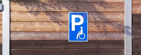 Wer darf laut StVO auf einem Behindertenparkplatz parken?