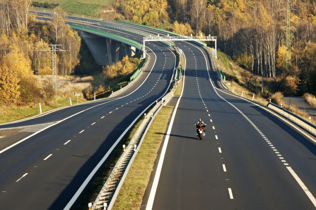 Es gibt keine speziellen Blitzer für Motorräder. Auch deshalb ist die Fahrerermittlung oft schwierig.