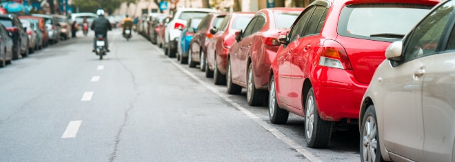 Nicht selten ist ein Blitzer im parkenden Auto am Straßenrand versteckt.