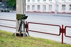 Es ist normalerweise nicht von Bedeutung, ob ein Blitzerfoto seitlich oder von vorne geknipst wurde.