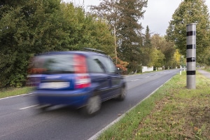 Lassen Sie sich beispielsweise von einer speziellen App vor Blitzern warnen, handelt es sich um einen B-Verstoß.