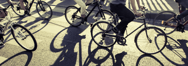 Auf einer Fahrradstraße dürfen Radfahrer nebeneinander fahren.