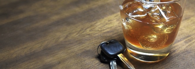 Alkohol am Steuer kann eine Führerscheinsperre zur Folge haben.