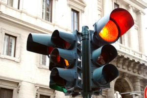 Geblitzt bei roter Ampel: Die Sanktionen richten sich mitunter nach dem Zeitpunkt des Überfahrens.