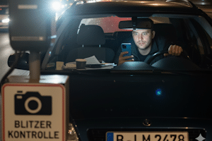 Geblitzt mit Handy am Steuer: Welche Strafe droht?