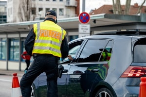 Geblitzt: Den Zeugenfragebogen zu ignorieren, kann polizeiliche Ermittlungen bei Ihnen nach sich ziehen.