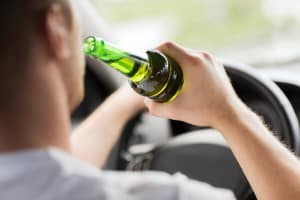 Das wohl bekannteste Beispiel für eine Gefährdung im Straßenverkehr ist Alkohol am Steuer.