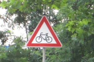 Auch das Gefahrenzeichen "Achtung Fahrrad" kann durch Zusätze konkretisiert werden.