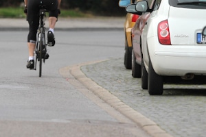 Laut StVO dürfen Autofahrer an und für sich nicht auf dem Gehweg parken.