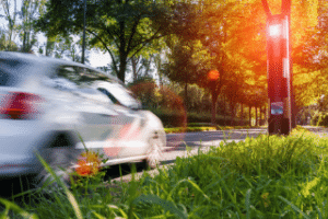 Wer die zulässige Geschwindigkeit auf der Landstraße überschreitet, muss mit Sanktionen rechnen.