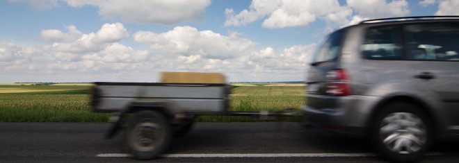 Wenn Sie mit dem Anhänger zu schnell fahren, kann Sie das bis zu 800 Euro kosten.