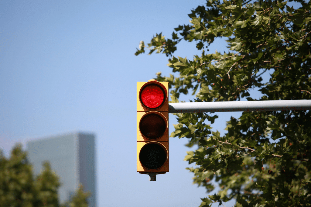 Handy am Steuer: Eine rote Ampel erlaubt keine Abweichung von den Vorschriften.