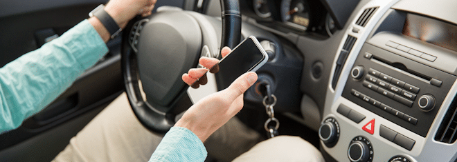 Handy beim Autofahren: Welche Strafe droht?
