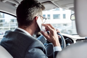 Verursachen Sie wegen der Nutzung vom Handy am Steuer einen Unfall, kann Ihnen Fahrlässigkeit vorgeworfen werden.