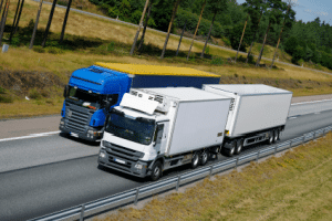 Welche Höchstgeschwindigkeit auf einer Landstraße für welche Fahrzeuge gilt, hängt prinzipiell von deren Gesamtmasse ab.