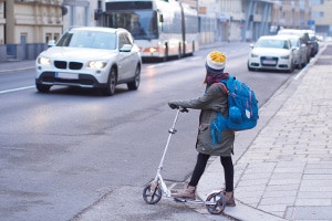 Kraftfahrer müssen sich innerorts an ein geringeres Tempolimit halten als außerorts.