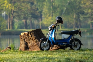 In einigen Bundesländern dürfen Sie bereits mit 15 Jahren mit einem Kleinkraftrad bis 45 km/h fahren.