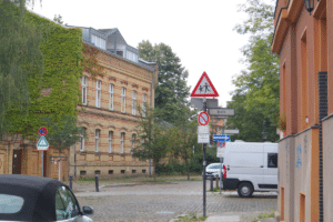 Nicht immer zeigt ein Verbotsschild an, dass es verboten ist, an Kreuzungen zu parken.