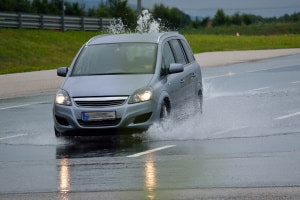 Laufrichtungsgebundene Reifen sind ein guter Schutz vor Aquaplaning.