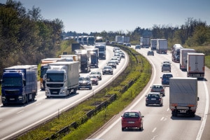 Für Lkw auf der Autobahn liegt die Geschwindigkeit normalerweise bei maximal 80 km/h.