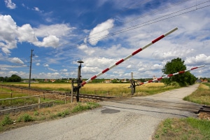 Auf einem Bahnübergang dürfen Sie keinesfalls mit dem Lkw parken - weder innerorts noch außerorts.