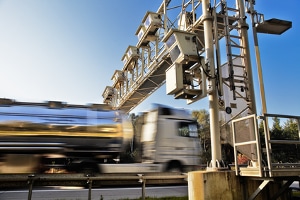 Halten sich Lkw-Fahrer nicht an das Tempolimit, drohen normalerweise strengere Sanktionen.