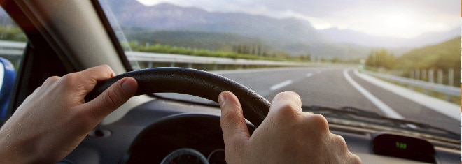 Die Missachtung von einem Fahrverbot kann eine Freiheitsstrafe mit sich bringen.