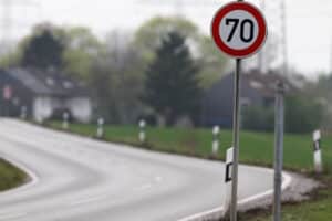 Wurden Sie mit 130 km/h auf der Landstraße geblitzt, sind Sanktionen wahrscheinlich.